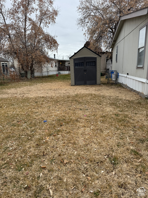 View of yard featuring a shed