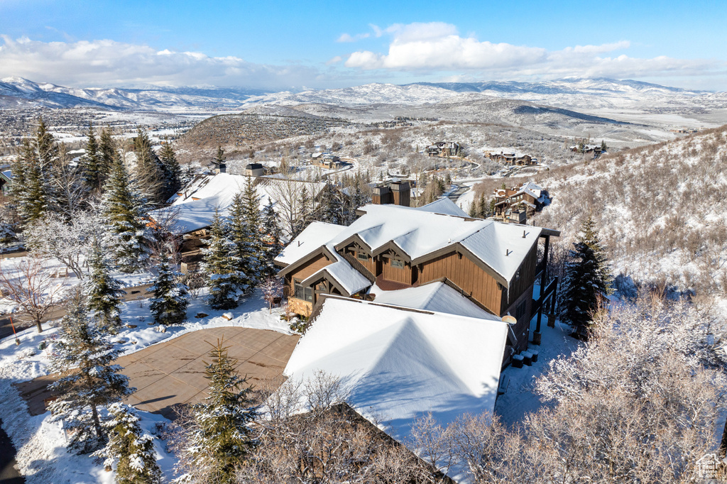 Snowy aerial view with a mountain view