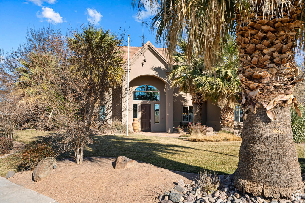 View of front of property featuring a front yard