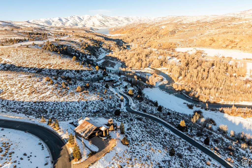 Snowy aerial view featuring a mountain view