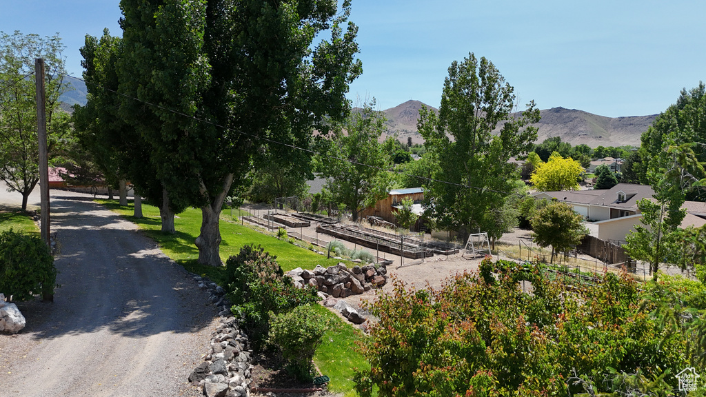 Surrounding community with a mountain view