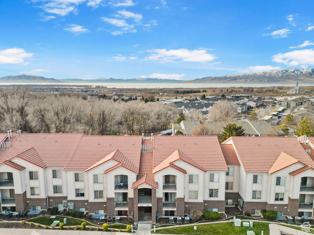 Bird\'s eye view featuring a mountain view