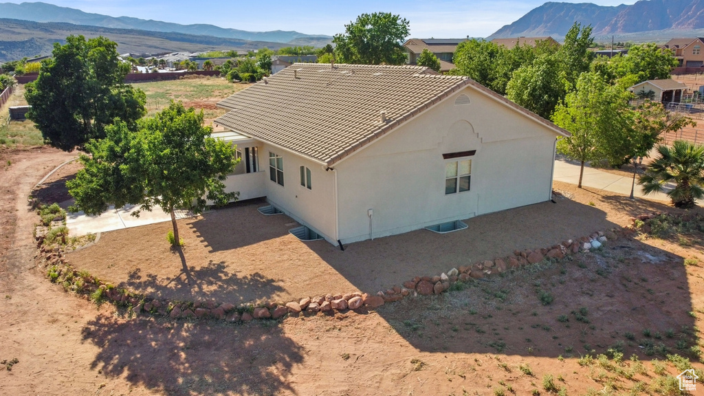 Bird's eye view with a mountain view