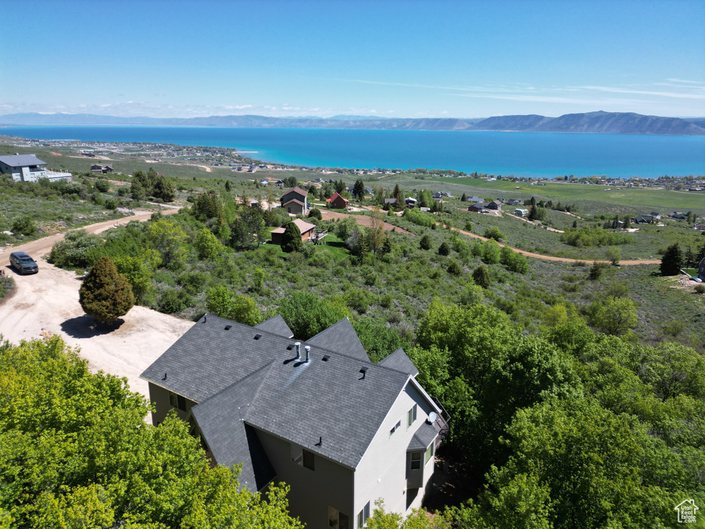 Bird\\\'s eye view of a water and mountain view