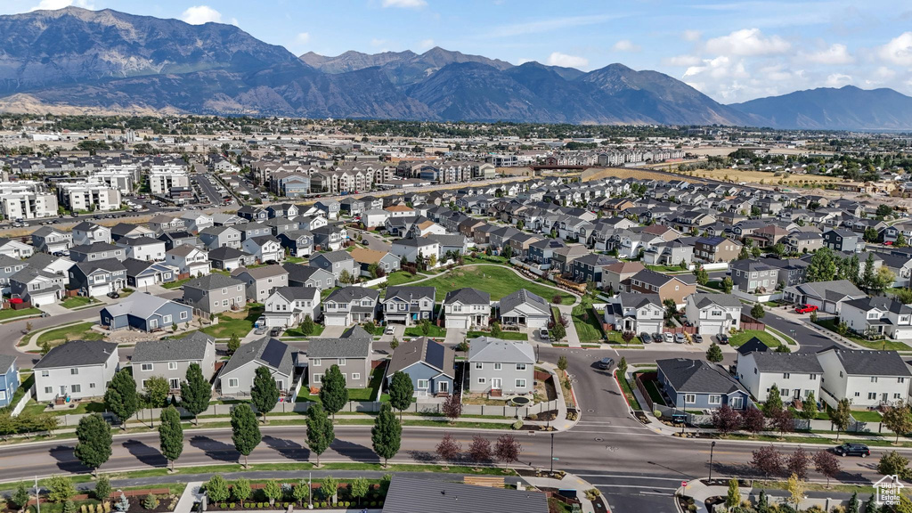 Bird\'s eye view with a mountain view