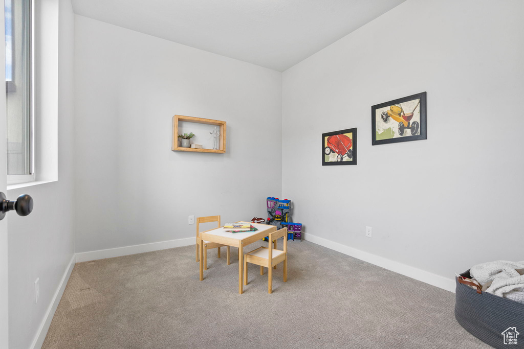 Recreation room with light colored carpet