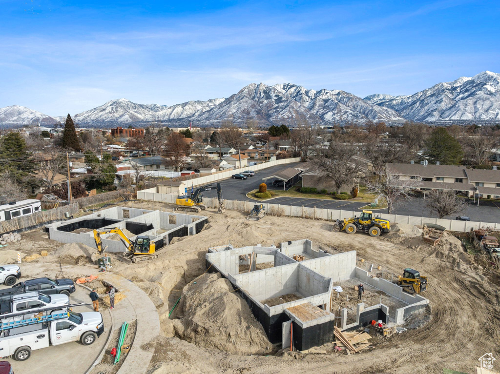 Birds eye view of property featuring a mountain view