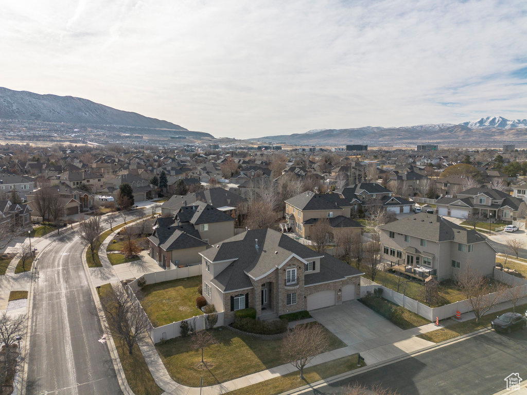 Aerial view with a mountain view