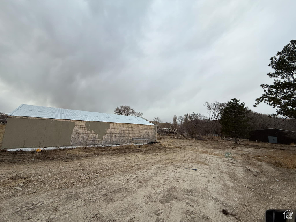 View of yard featuring an outbuilding