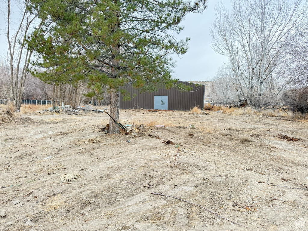 View of yard featuring an outbuilding