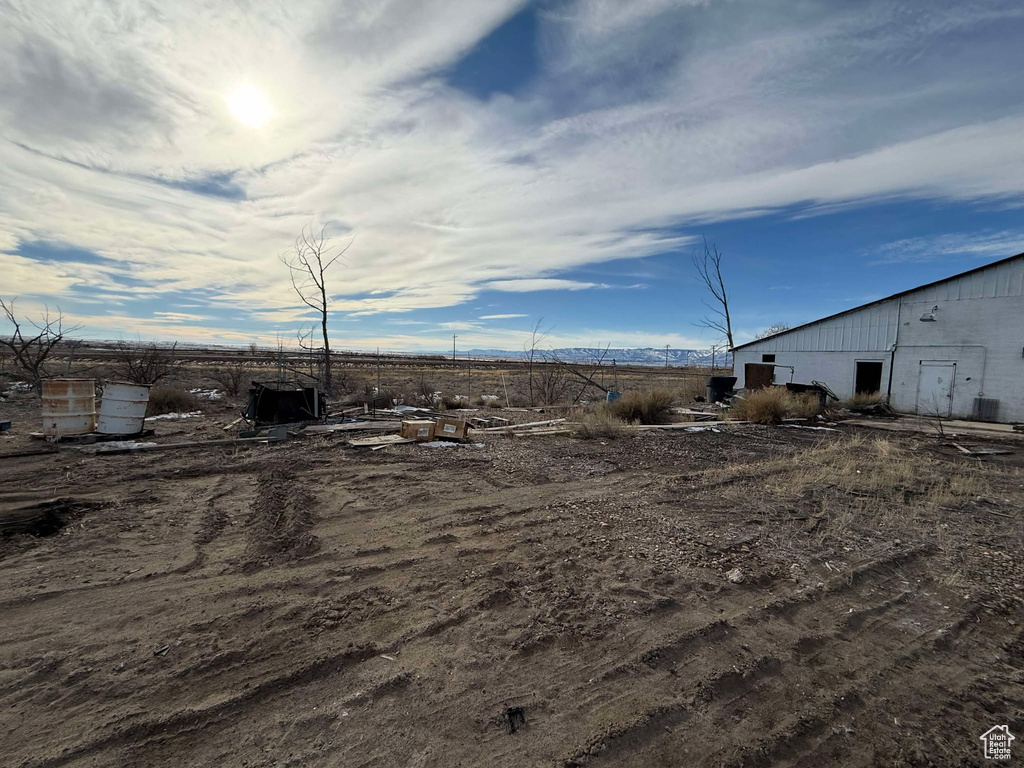 View of yard featuring an outbuilding