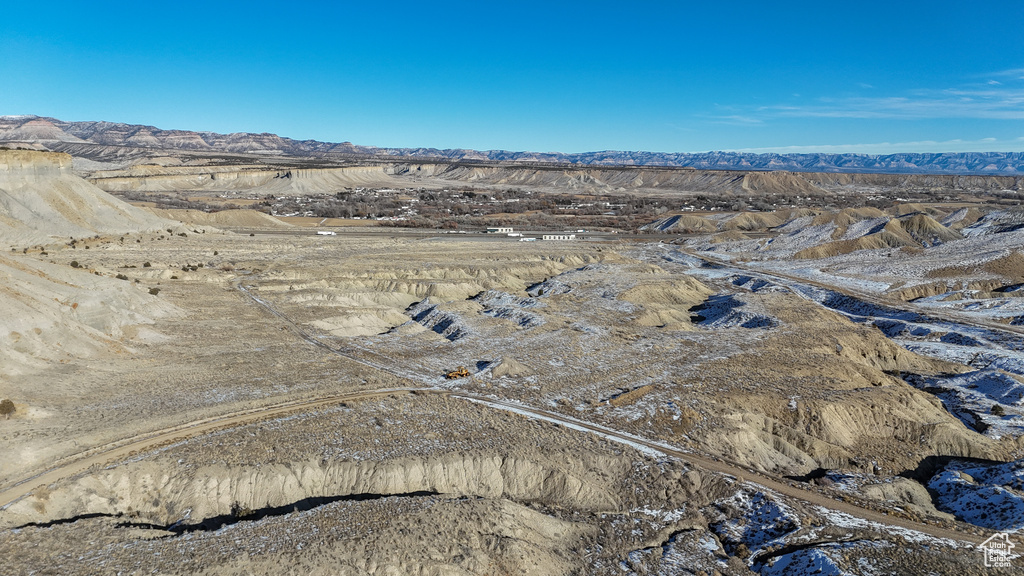 Bird\'s eye view with a mountain view