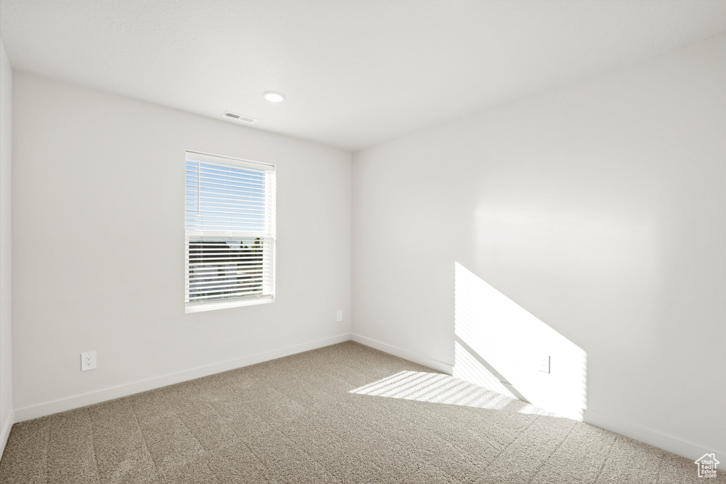 Empty room featuring carpet floors and recessed lighting
