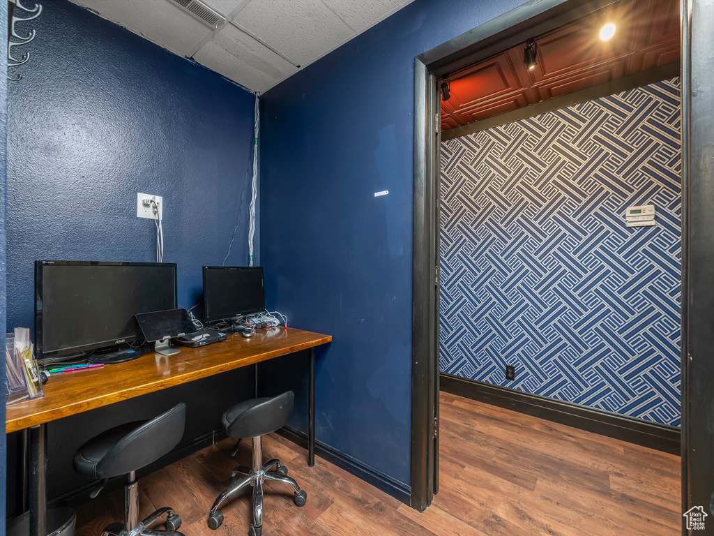 Office with hardwood / wood-style flooring