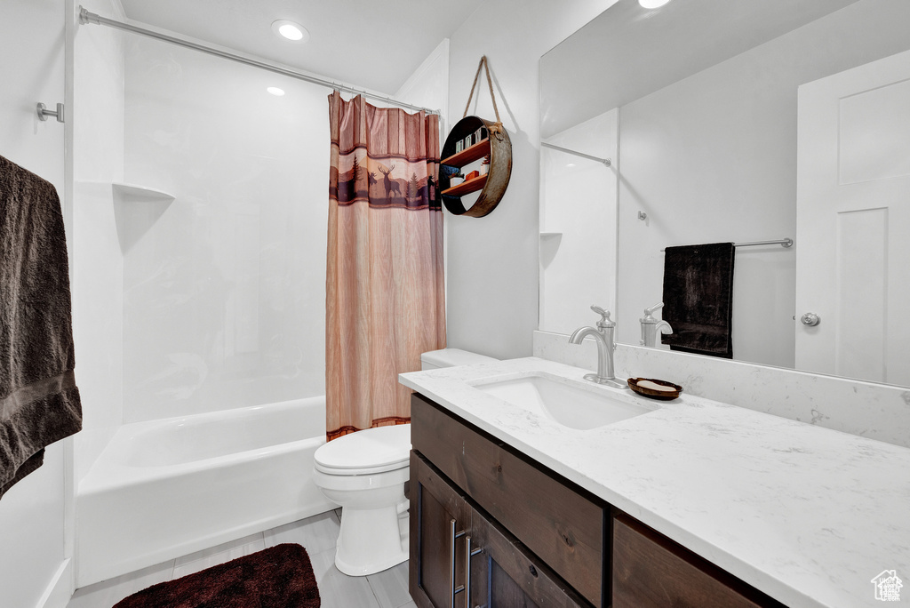 Full bathroom featuring vanity, toilet, and shower / bath combo