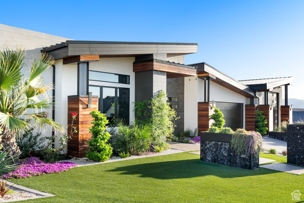 Contemporary home featuring a front yard