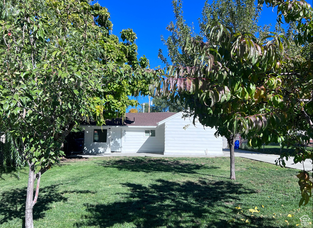 View of front facade featuring a front lawn