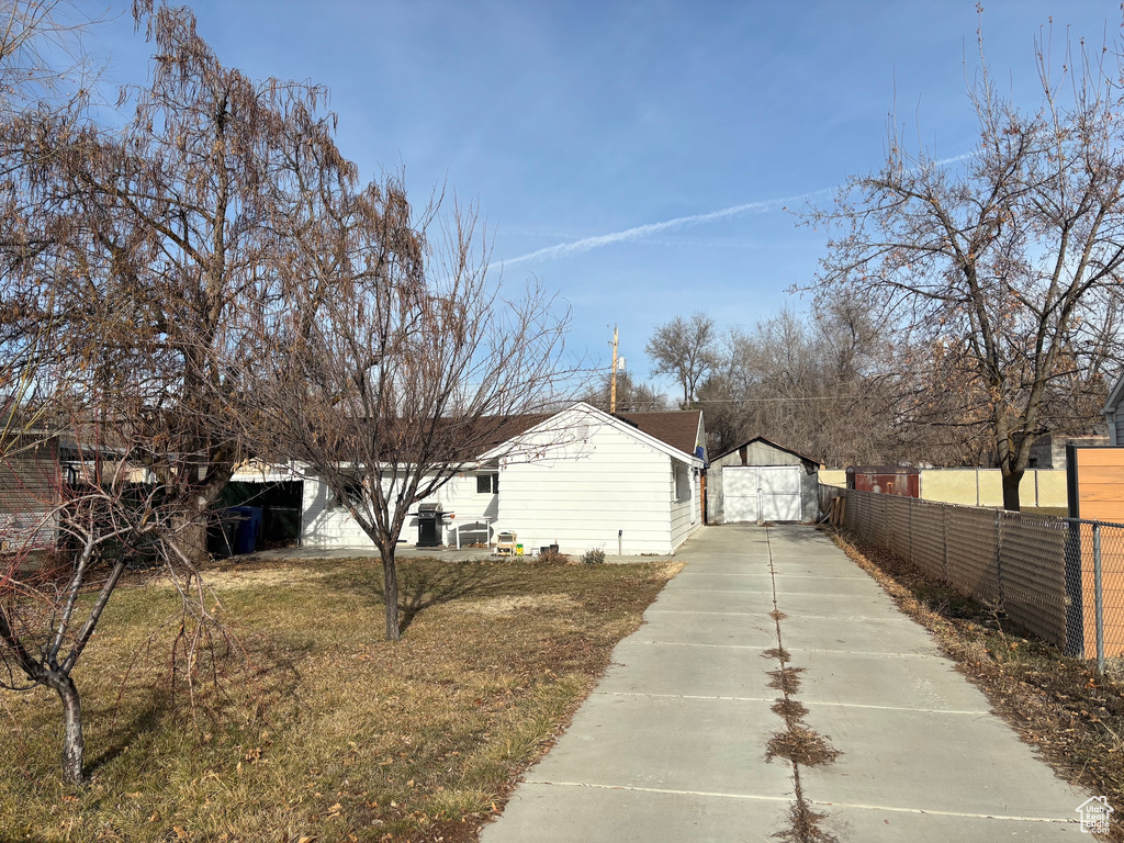 View of home\\\\\\\\\\\\\\\'s exterior with a lawn and a garage