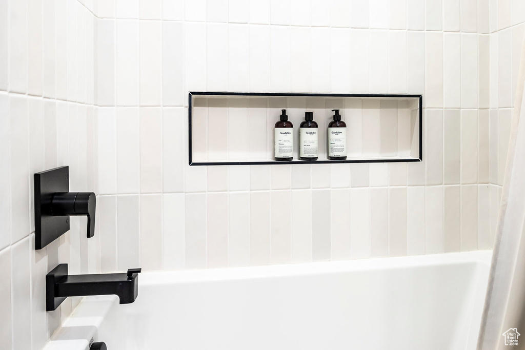 Room details featuring a tub