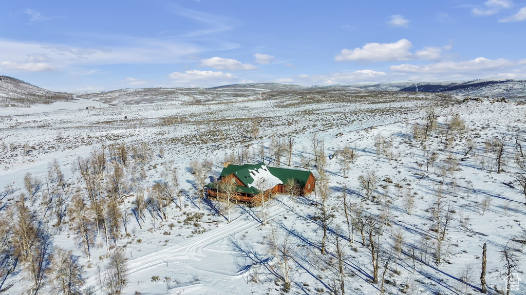Snowy aerial view with a mountain view