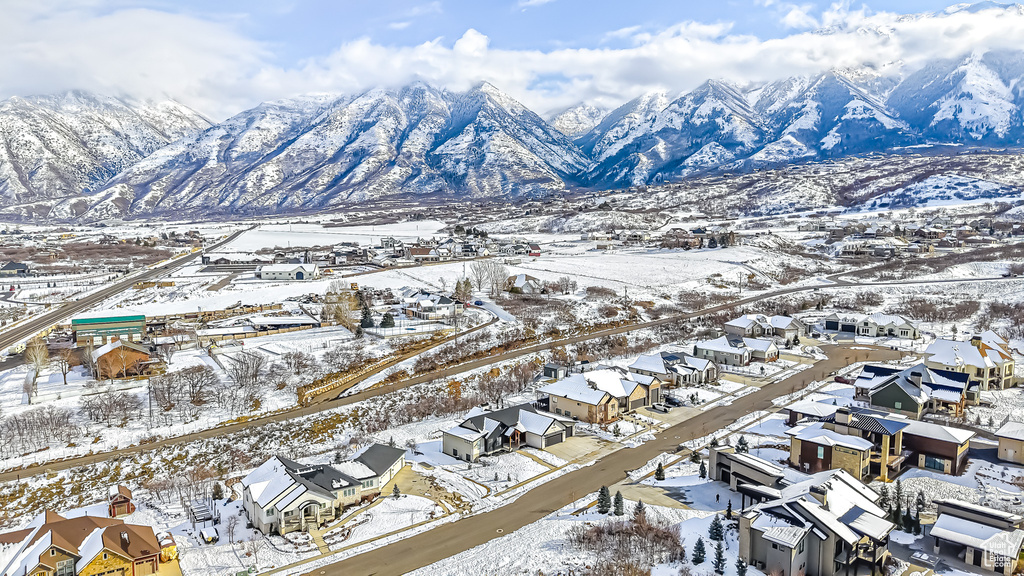 Snowy aerial view with a mountain view