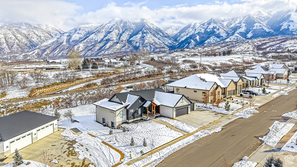 Snowy aerial view featuring a mountain view