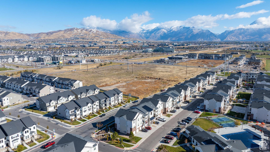 Bird\\\'s eye view featuring a mountain view