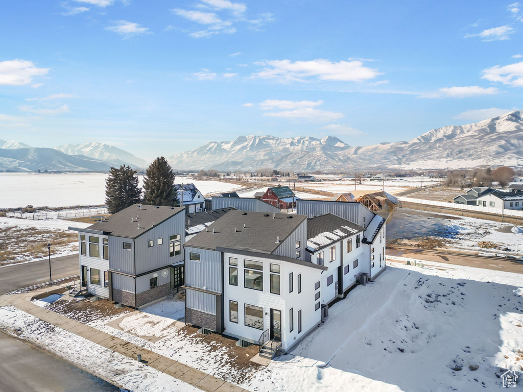 Snowy aerial view featuring a mountain view