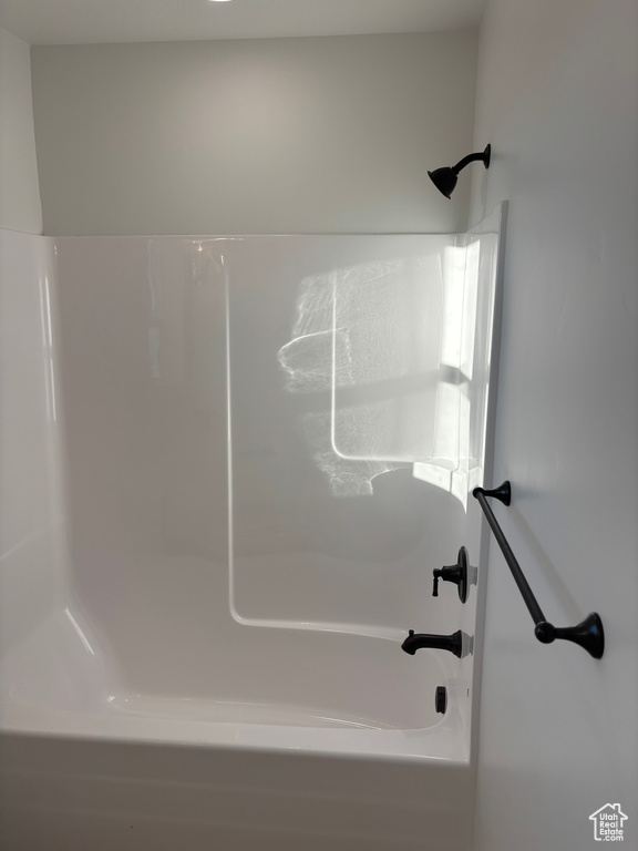 Bathroom with shower / bathtub combination