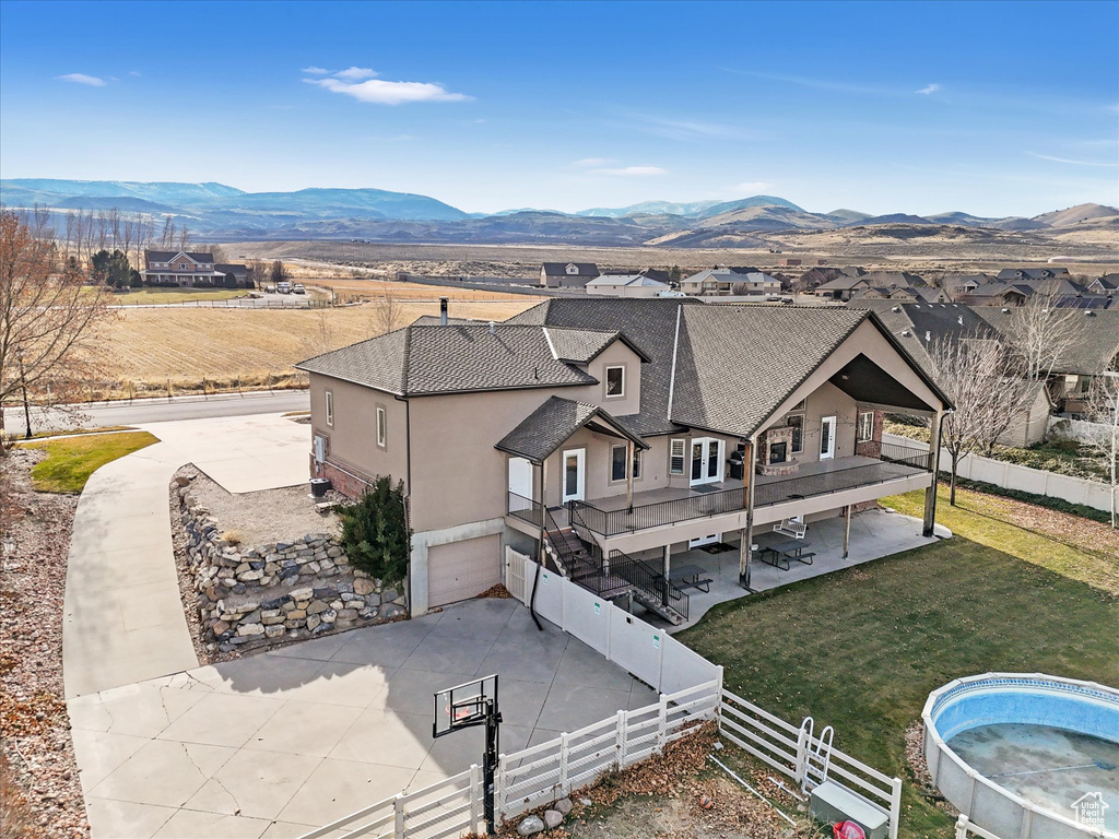 Bird\'s eye view with a mountain view