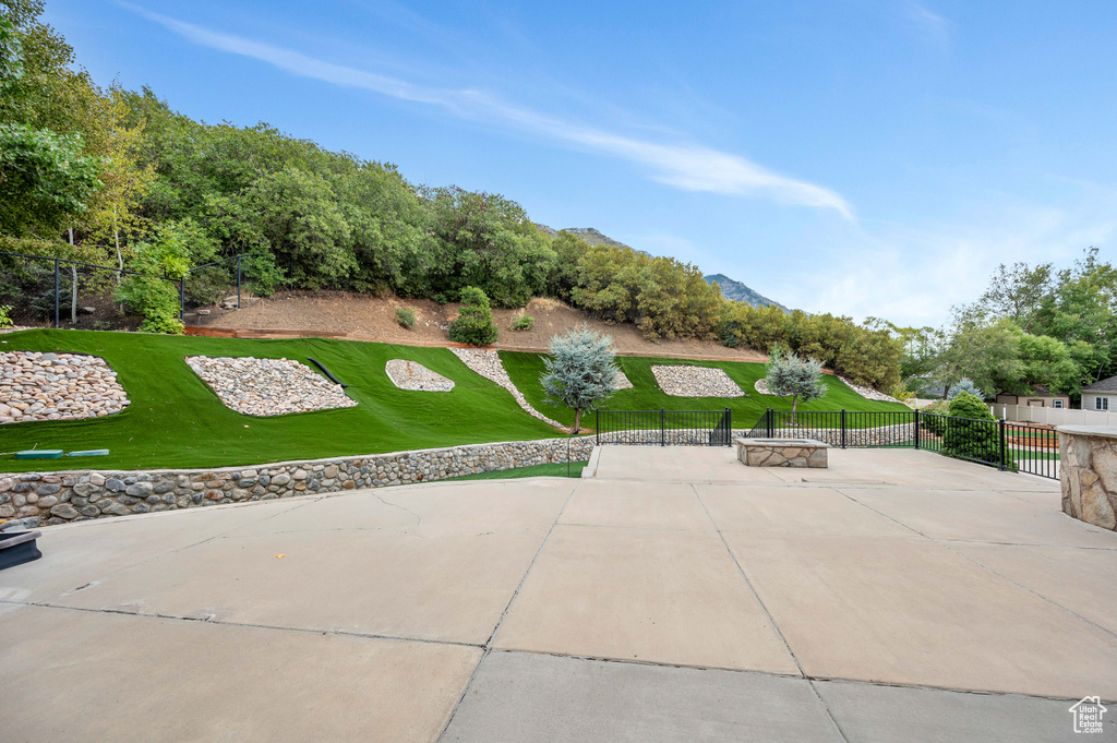 View of home\\\\\\\\\\\\\\\'s community with a lawn and a patio