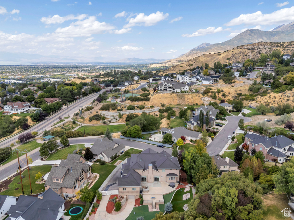 Aerial view with a mountain view