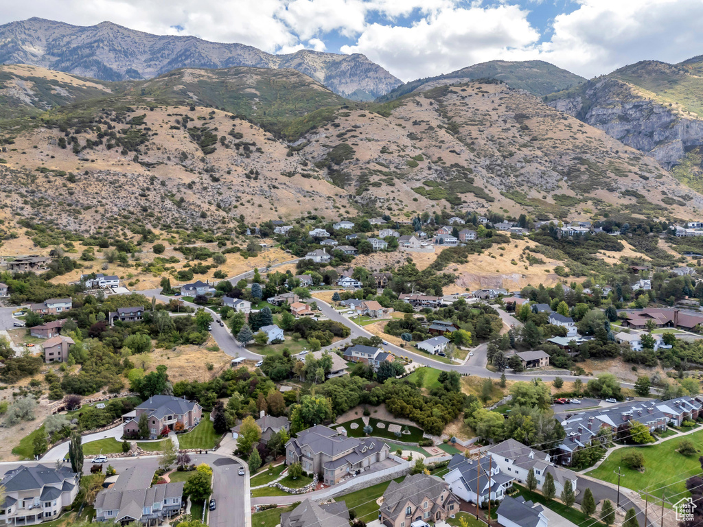 Bird\\\\\\\\\\\\\\\'s eye view featuring a mountain view