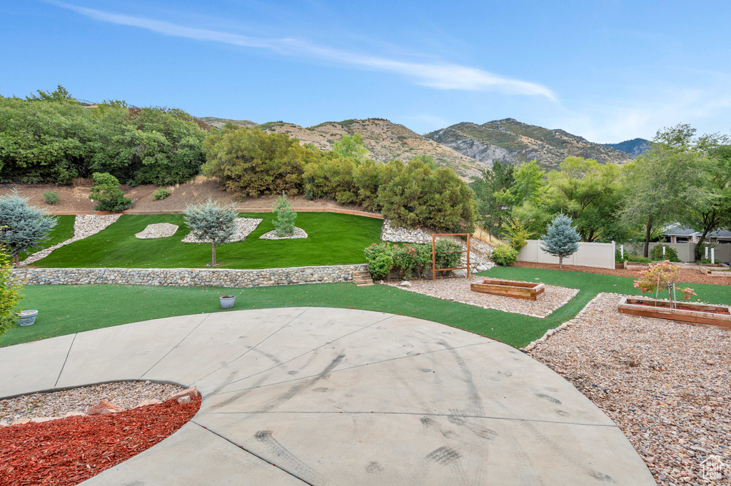 View of home\\\\\\\\\\\\\\\'s community featuring a mountain view and a yard