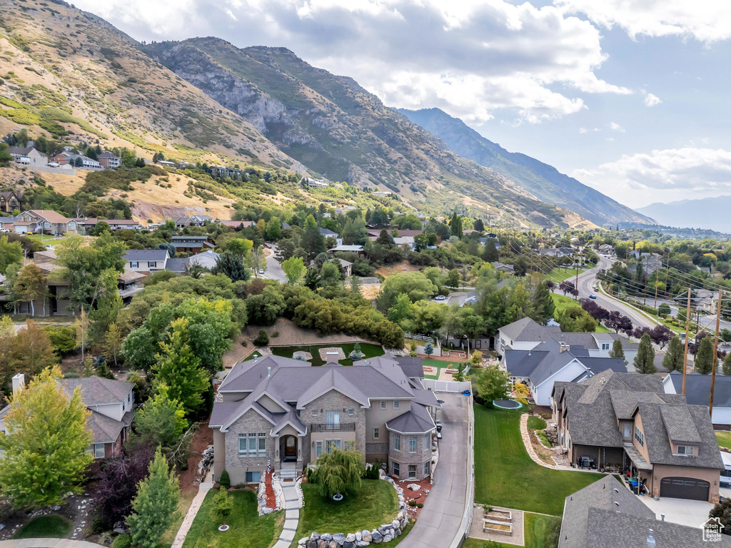 Birds eye view of property featuring a mountain view