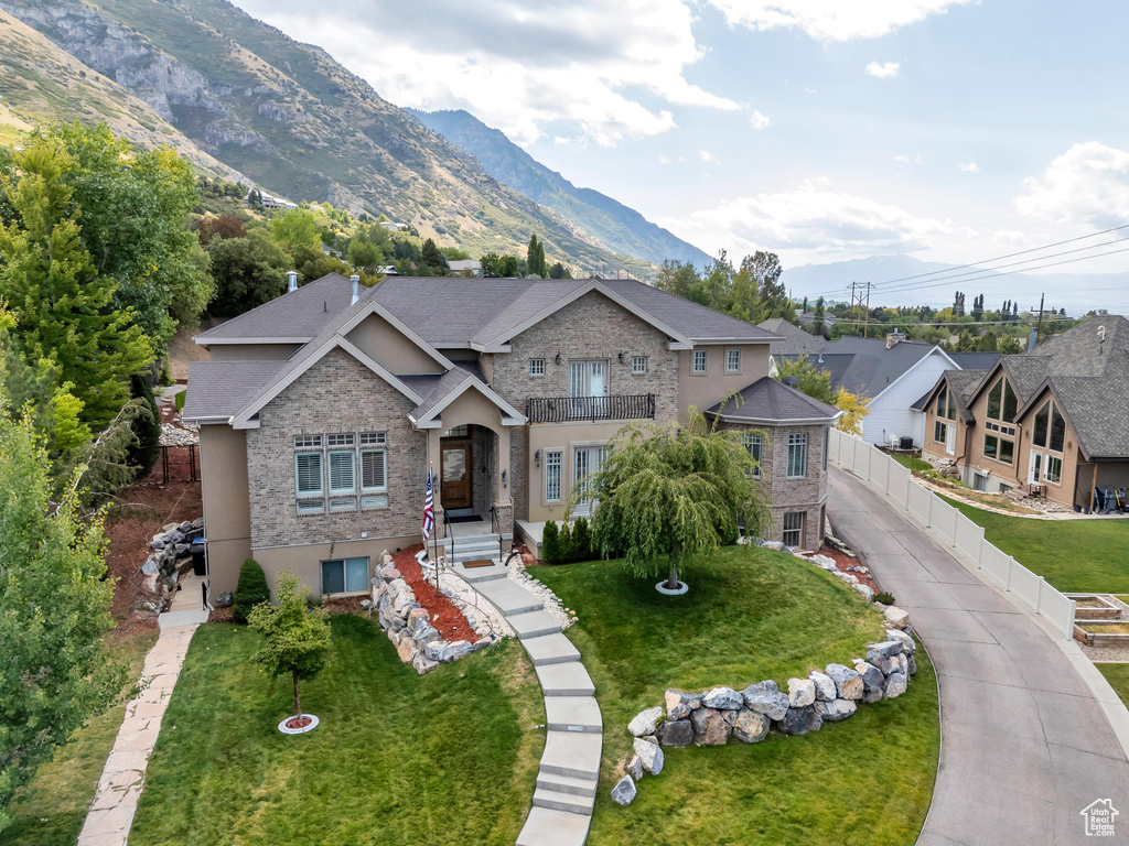 View of front of home featuring a mountain view and a front yard