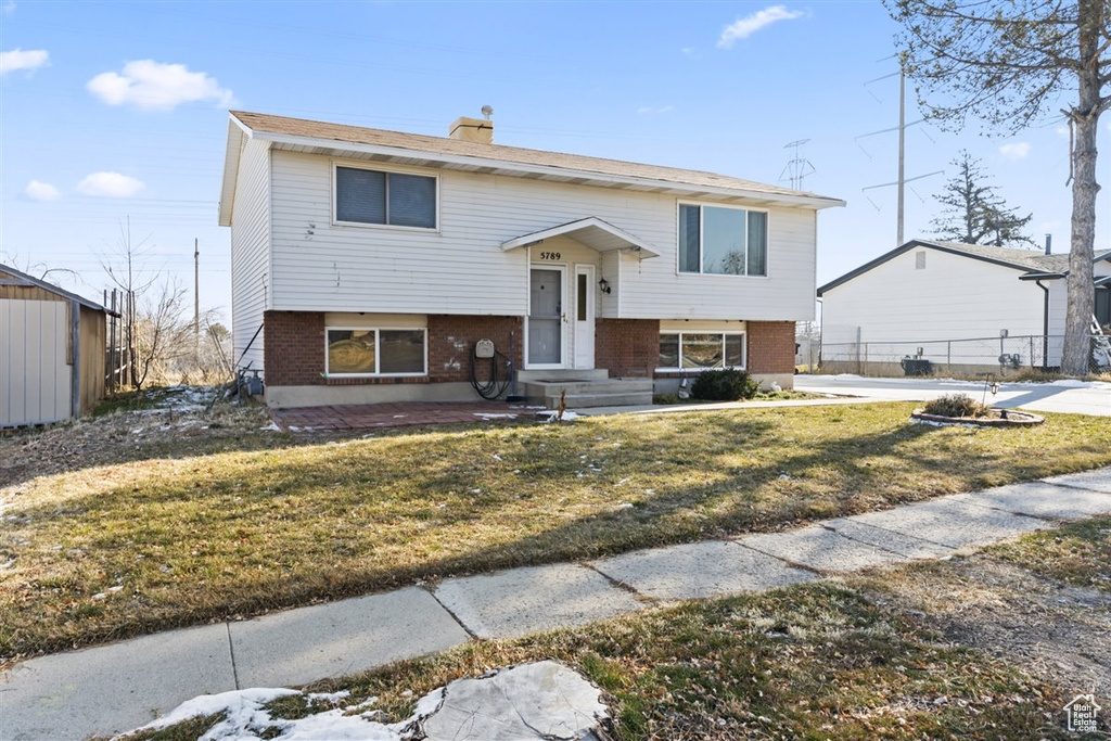 Split foyer home with a front yard