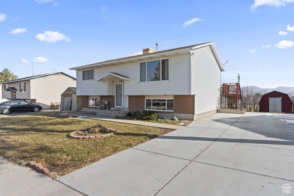 Split foyer home with a front yard