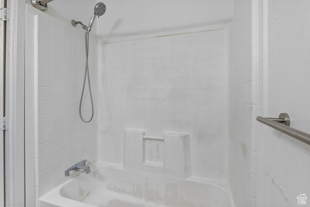 Bathroom with tiled shower / bath combo