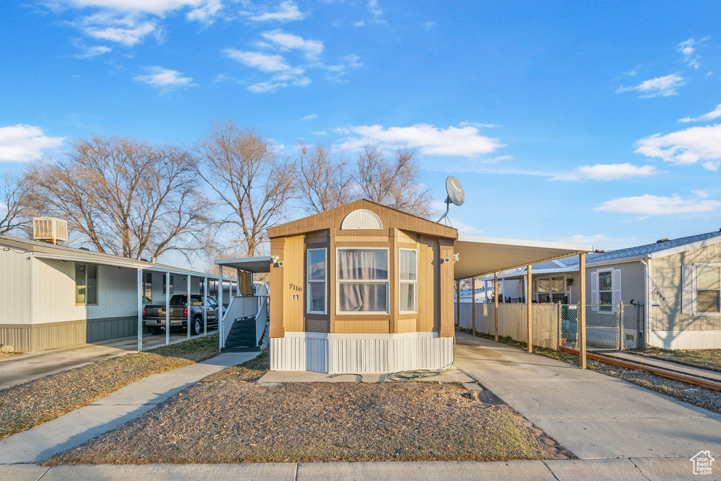 Manufactured / mobile home with a carport