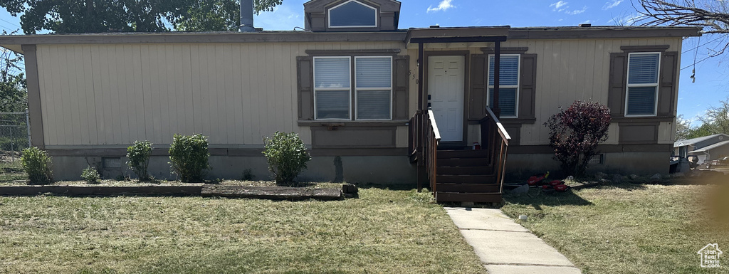 Manufactured / mobile home with a front yard