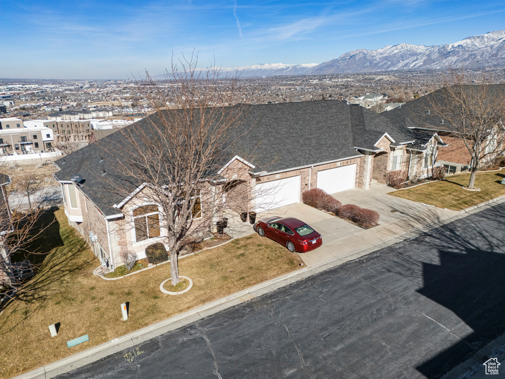 Bird's eye view with a mountain view