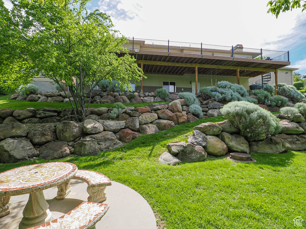 View of grassy yard