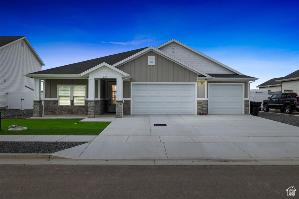 Craftsman inspired home with a front lawn and a garage