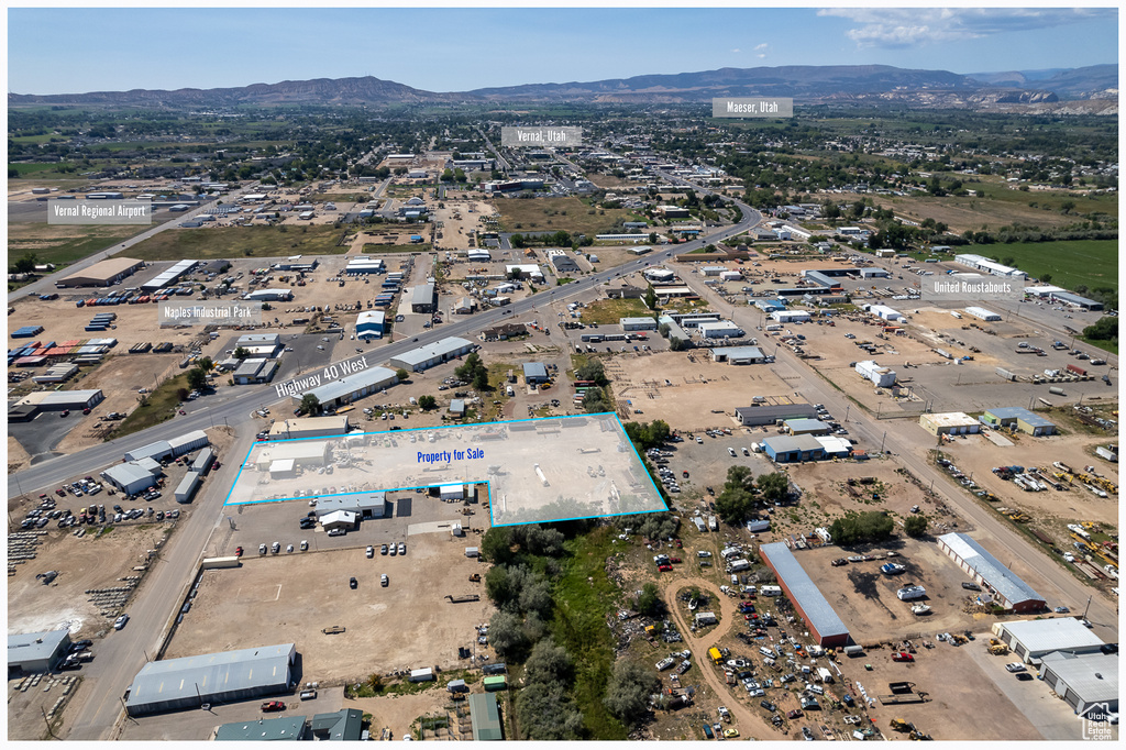 Bird\'s eye view with a mountain view