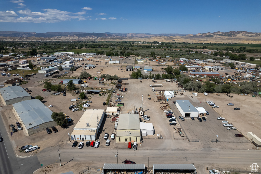 Bird\'s eye view with a mountain view