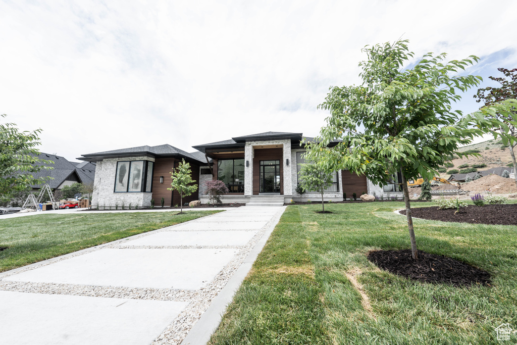 Prairie-style home with a front lawn