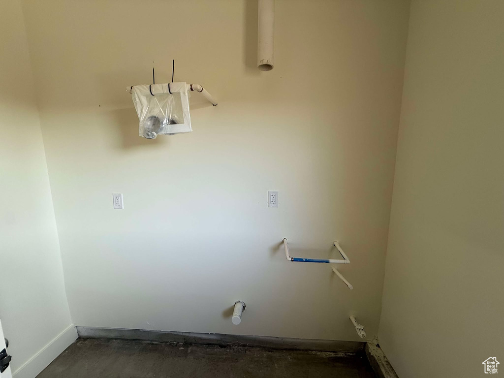 Laundry room with baseboards