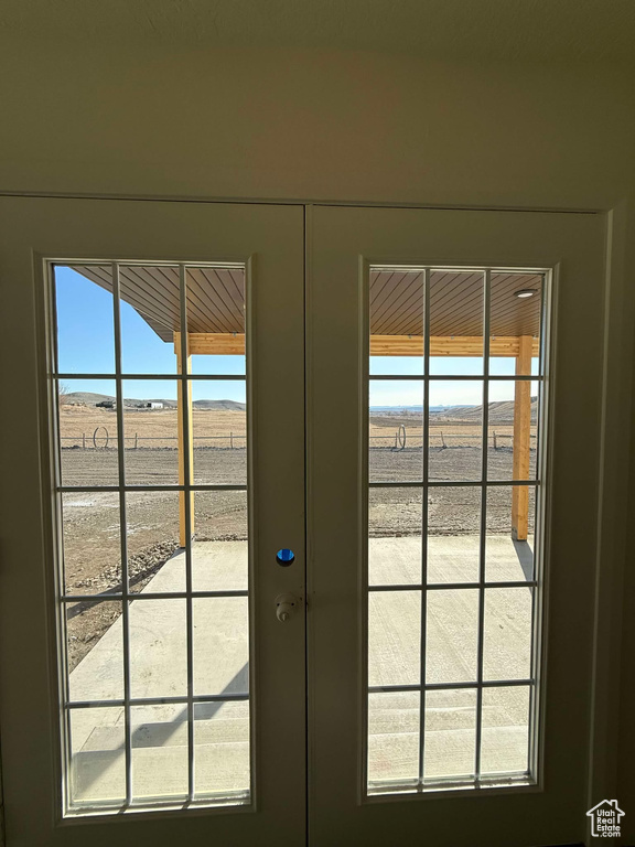 Interior details featuring a mountain view