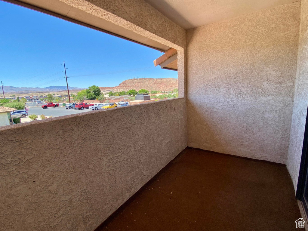 Balcony featuring a mountain view
